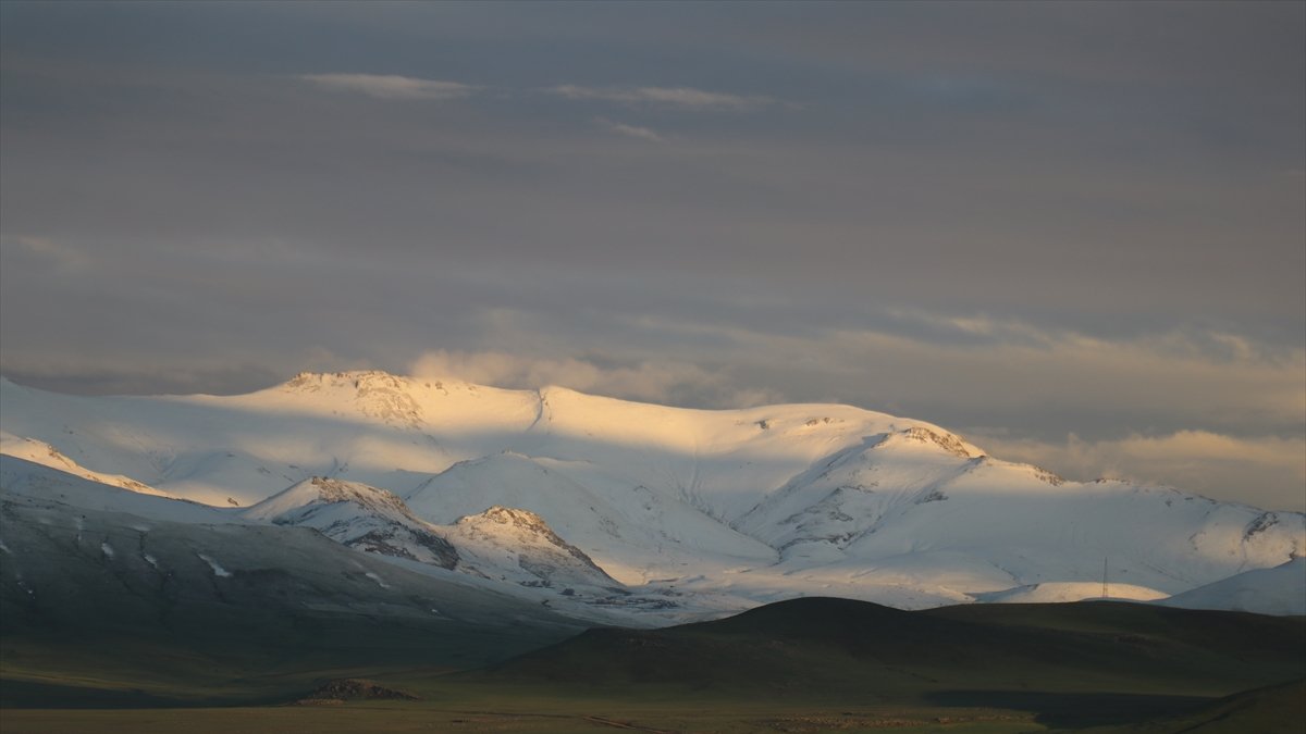 Ağrı'da baharda etkili olan kar dağları ve köyleri beyaza bürüdü