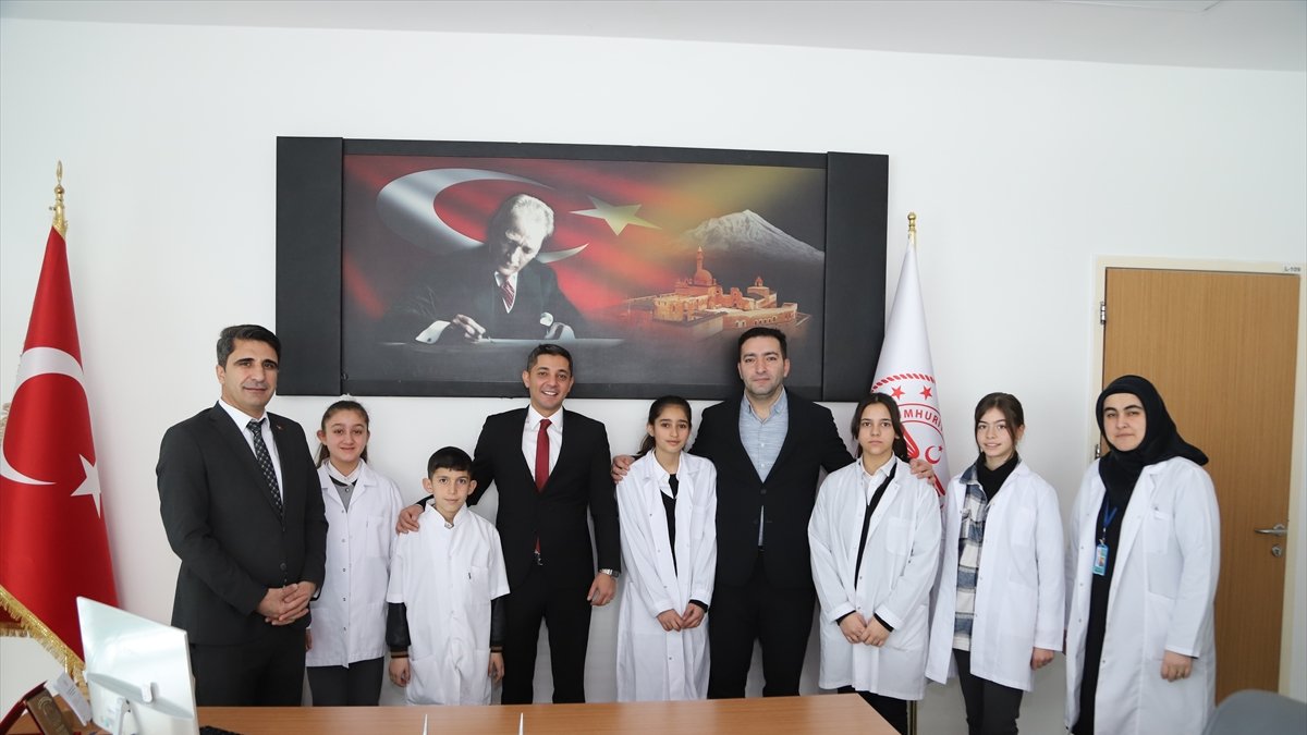 Ağrı'da başarılı öğrenciler doktor, savcı ve kaymakamlığı bir günlüğüne deneyimledi
