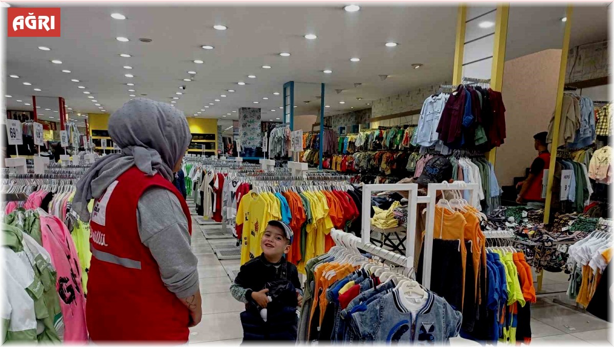 Ağrı'da bayramlık kıyafetler Kızılay'dan