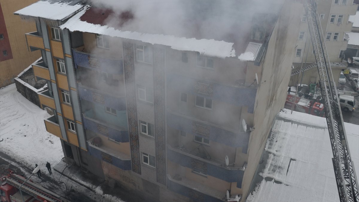 Ağrı'da binanın çatısında çıkan yangın hasara neden oldu