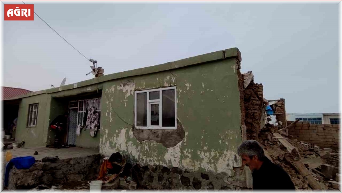 Ağrı'da bir evin damı çöktü