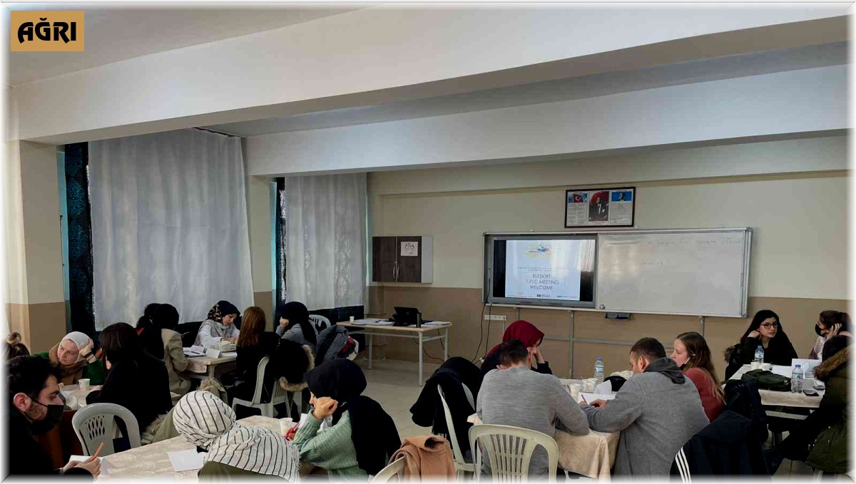 Ağrı'da 'Birlikte İngilizce' projesi ile 273 İngilizce öğretmenine seminer verildi