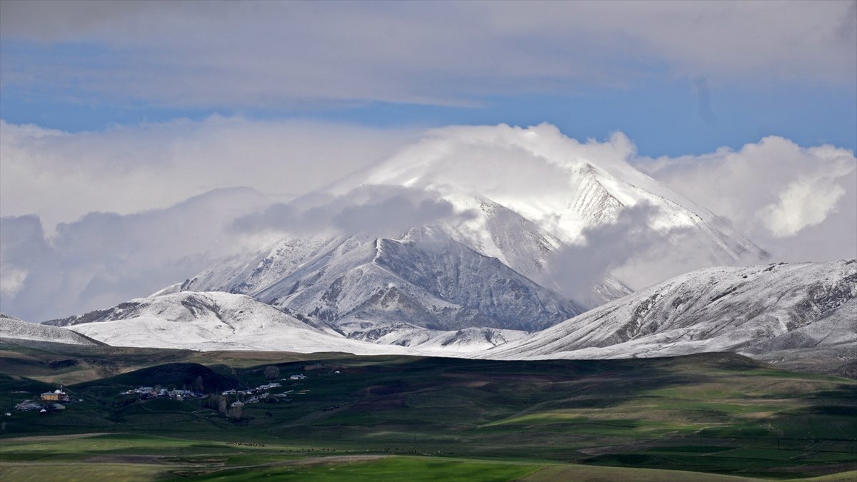 Ağrı'da bulunan Kösedağ karla kaplandı