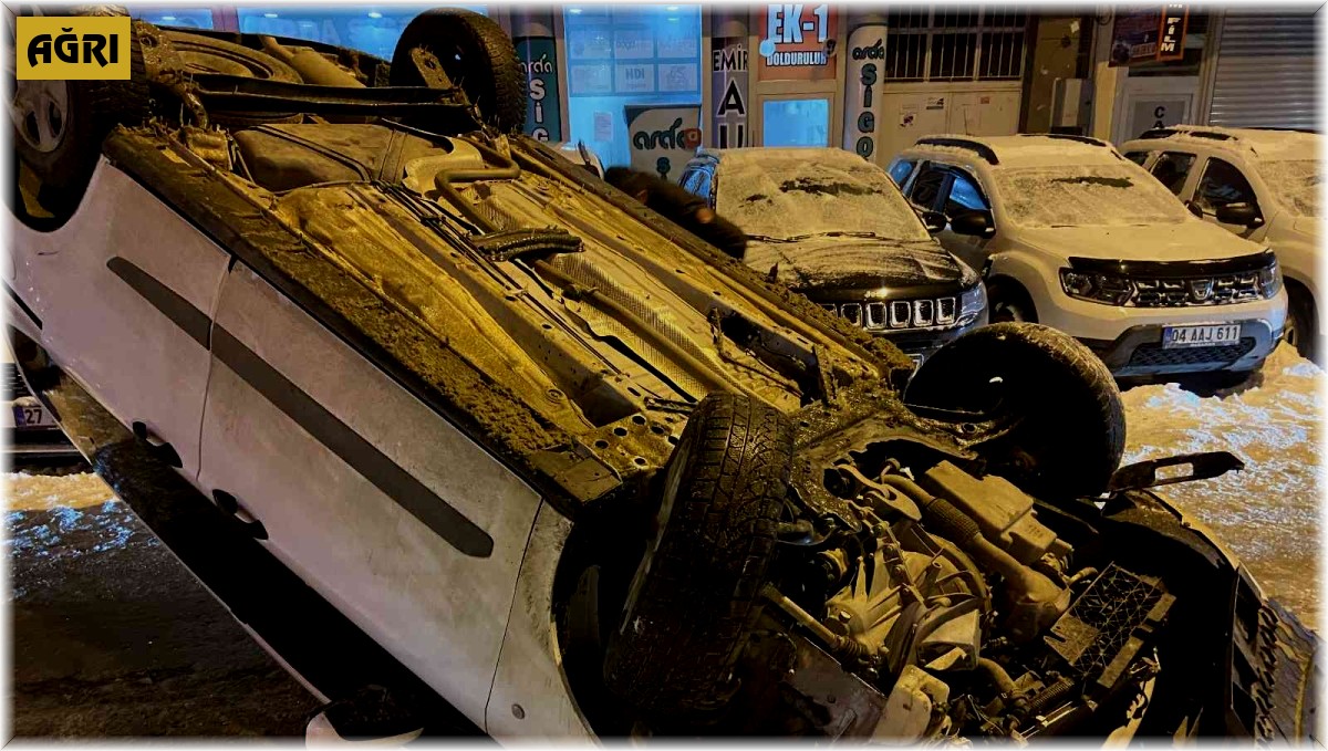 Ağrı'da buzlanan yolda araç takla attı: 2 yaralı