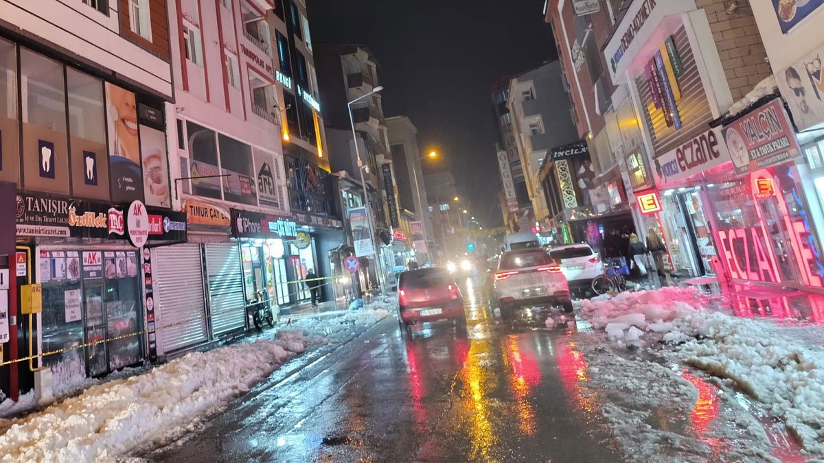 Ağrı'da çatıdan düşen kar ve buz kütlesi nedeniyle 1 kişi yaralandı