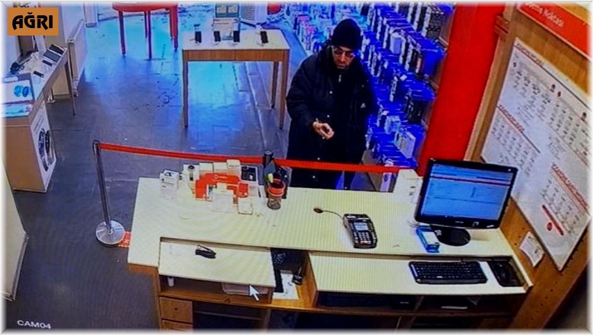 Ağrı'da cep telefonu çalan hırsızın rahatlığı kameralara yansıdı