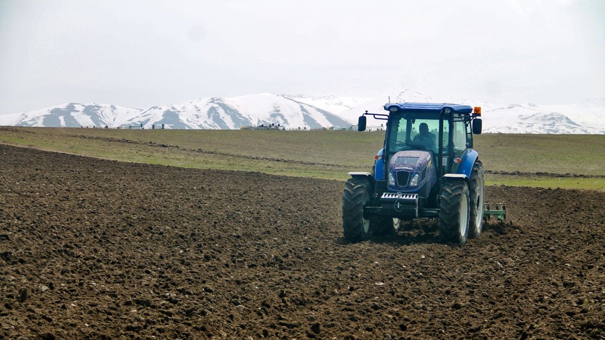 Ağrı'da çiftçilerin mesaisi başladı