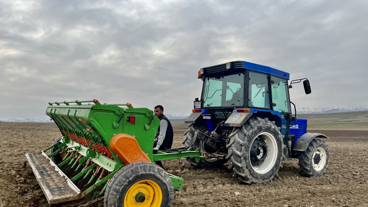 Ağrı'da çiftçilerin mesaisi başladı