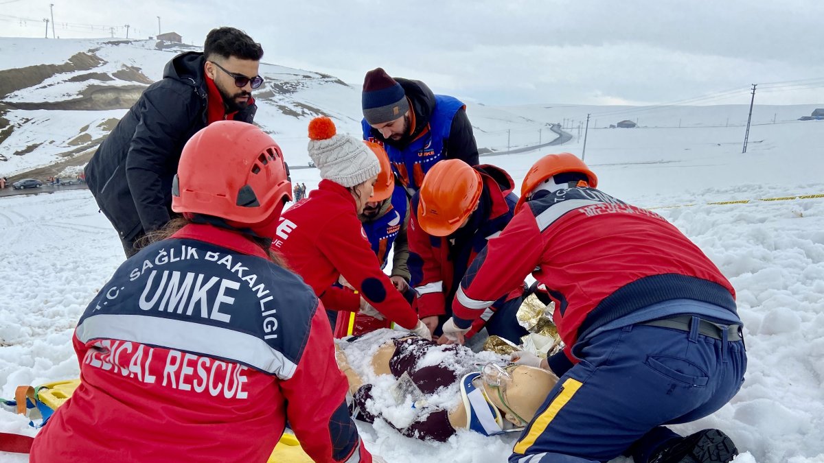 Ağrı'da çığ tatbikatı gerçeği aratmadı
