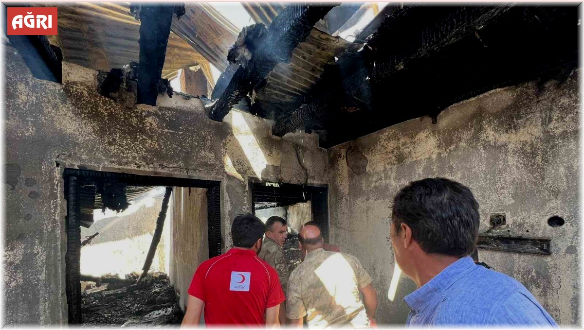 Ağrı'da çıkan yangında bir ev küle döndü