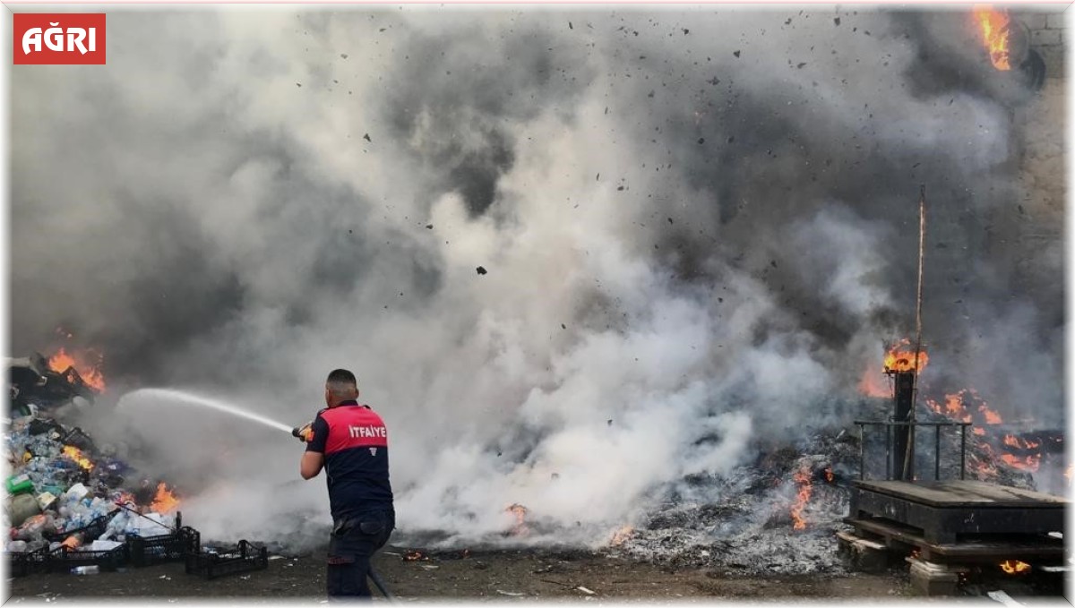 Ağrı'da çıkan yangında iş yeri küle döndü