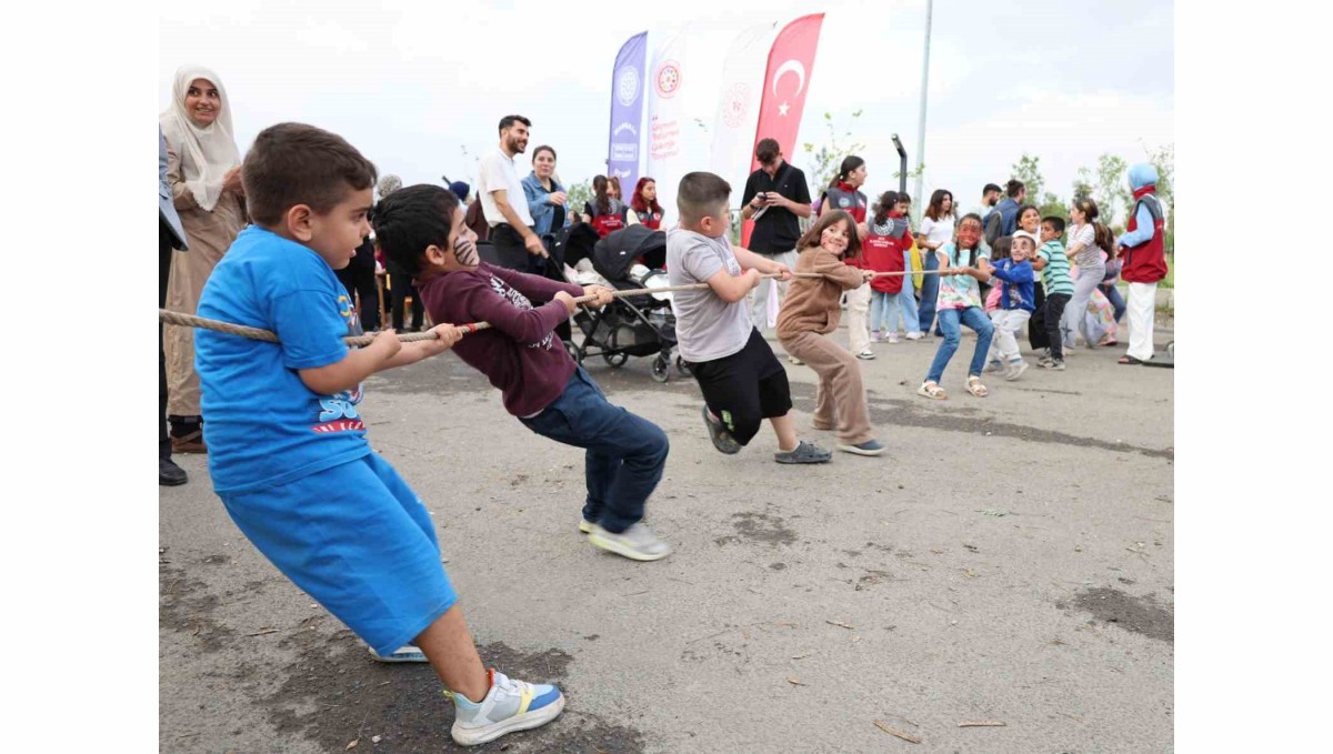Ağrı'da çocuklar geleneksel oyunlarla doyasıya eğlendi
