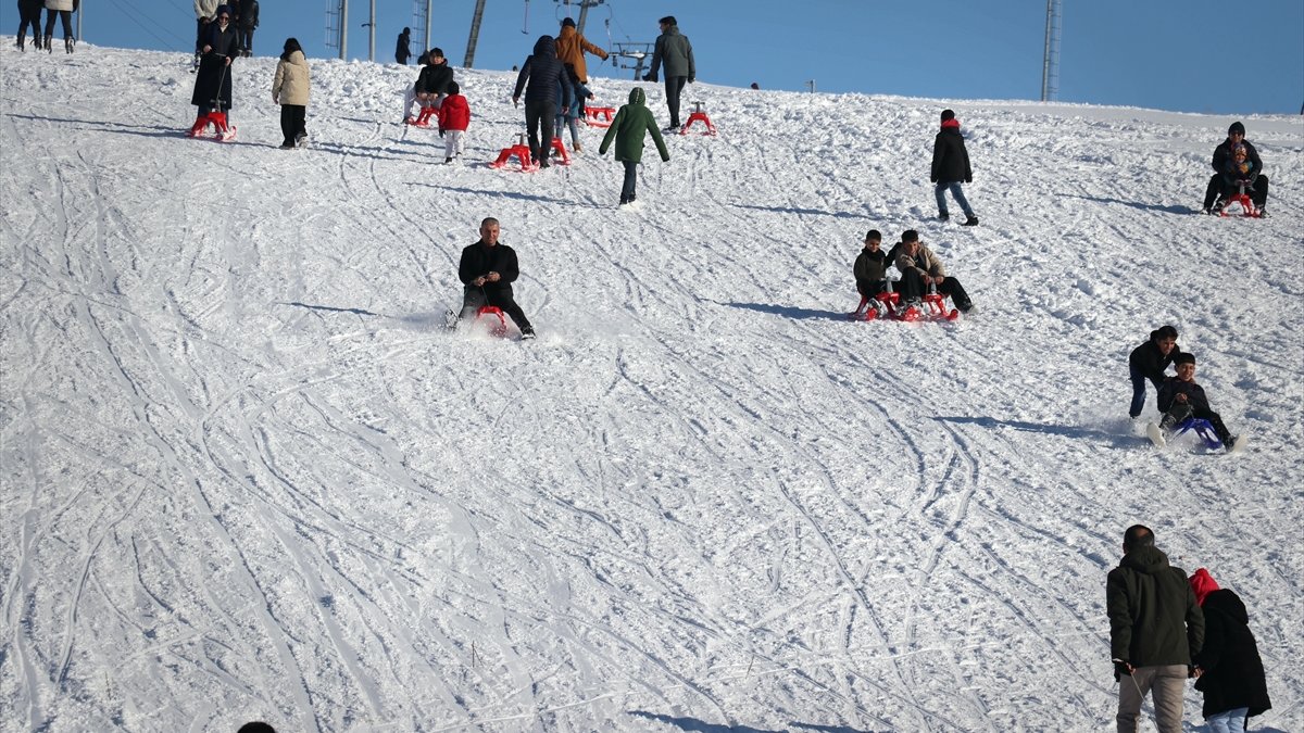 Ağrı'da çocuklar kızakla kayarak eğlendi