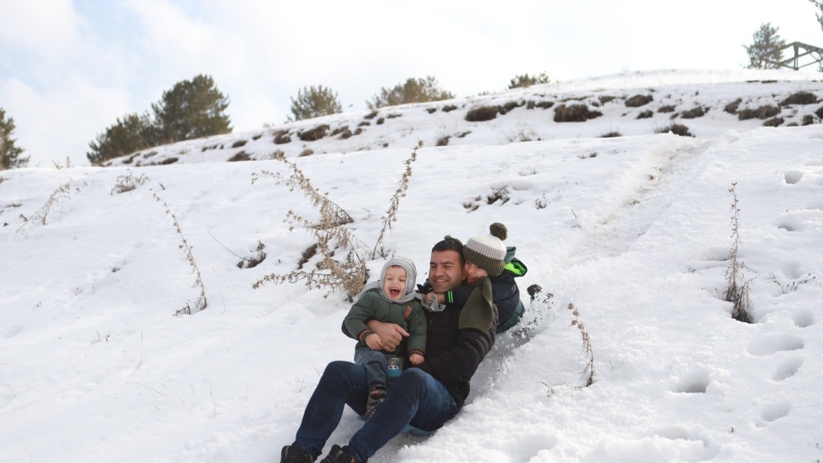 Ağrı'da çocuklar poşetlerle kayak keyfi yaptı