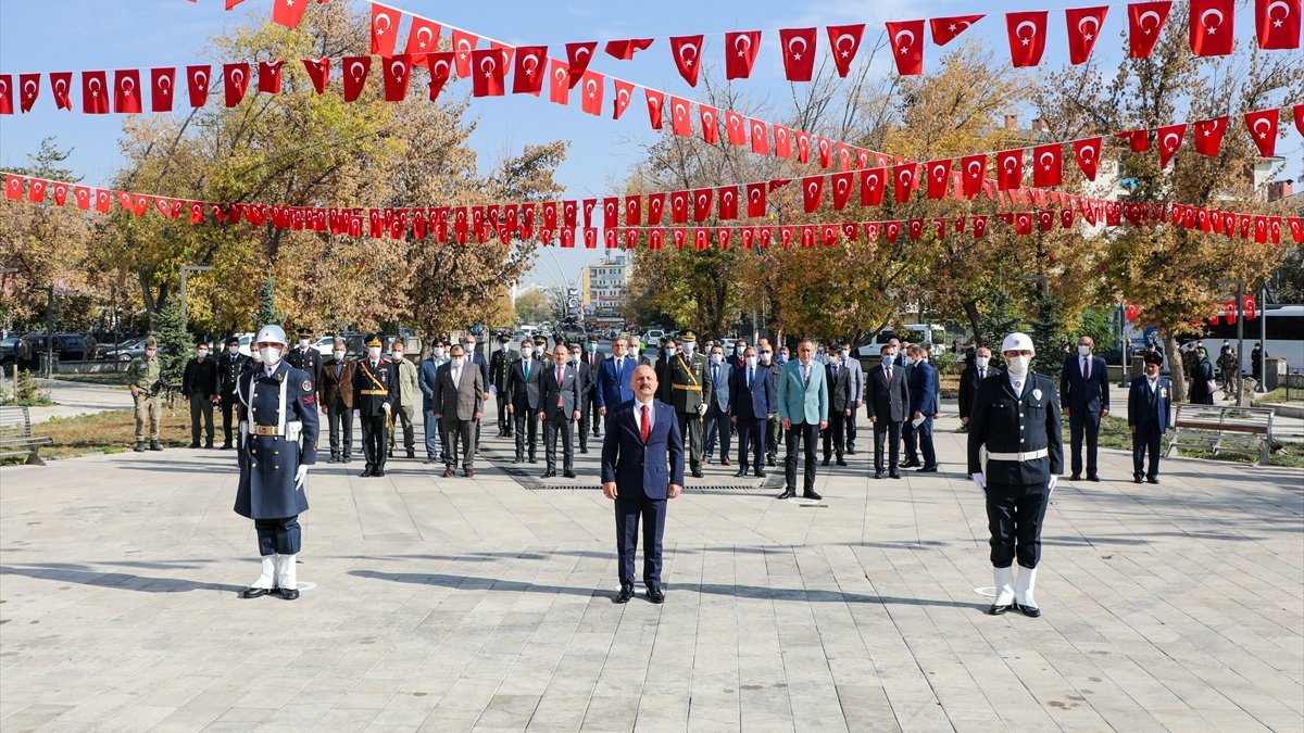 Ağrı'da Cumhuriyet Bayramı İçin Atatürk Anıtı'na Çelenk Sunuldu