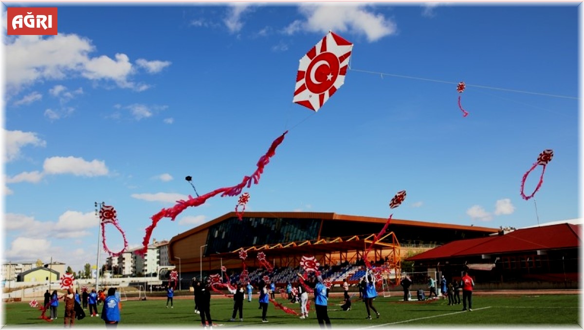 Ağrı'da Cumhuriyet'in 100. yılı coşkusu uçurtmalarla yaşandı