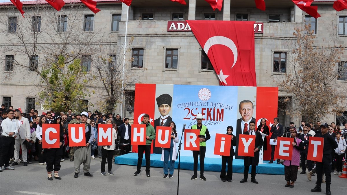 Ağrı'da Cumhuriyet'in 102. yıl dönümü kutlandı