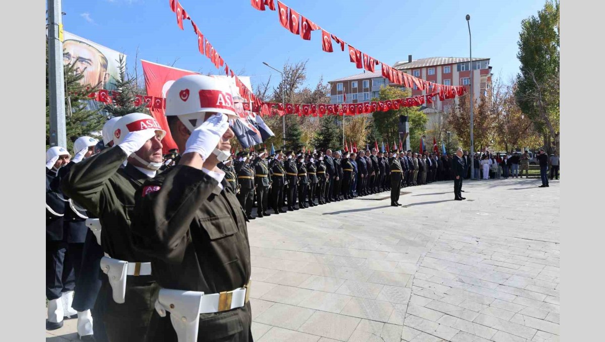 Ağrı'da Cumhuriyet'in 102. Yılı İçin Atatürk Anıtı'na Çelenk Sunuldu