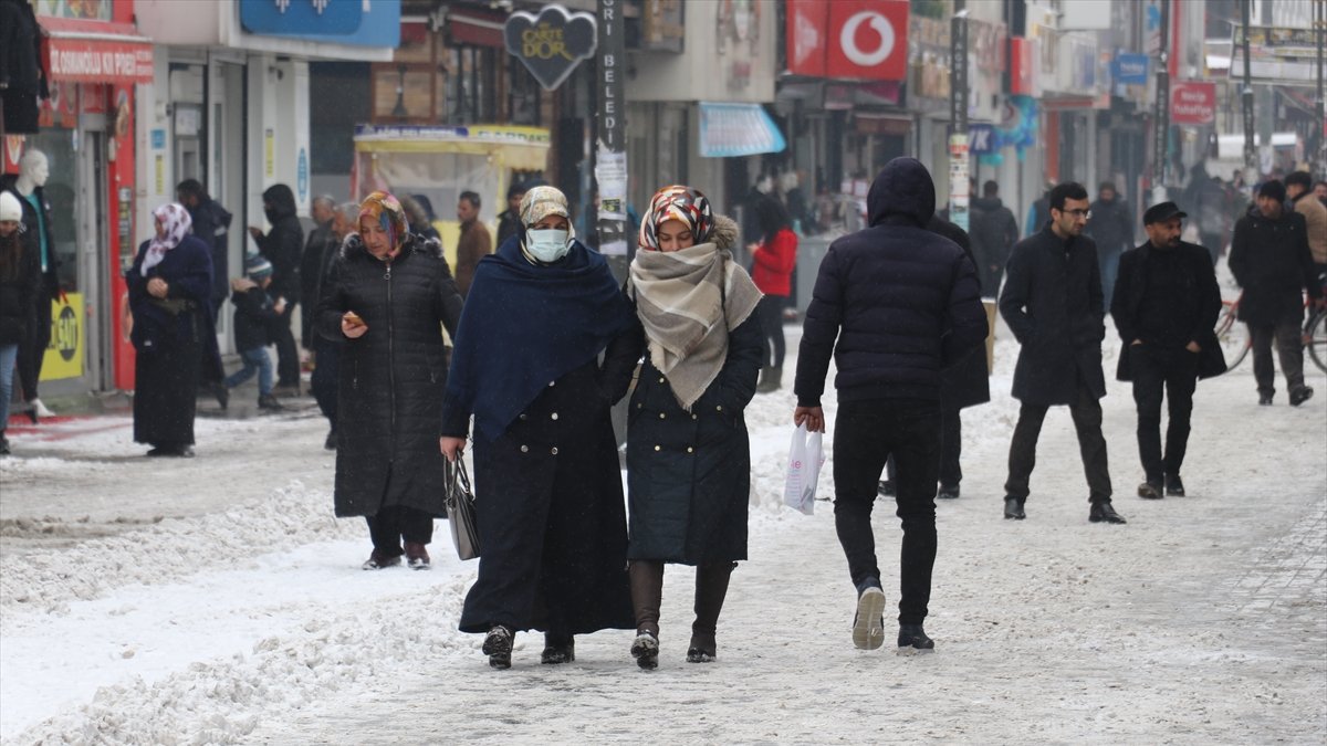 Ağrı'da da kar ve soğuk hava etkili oluyor.