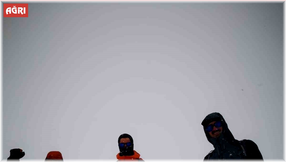 Ağrı'da dağcılar kar ve tipi engeline takıldı