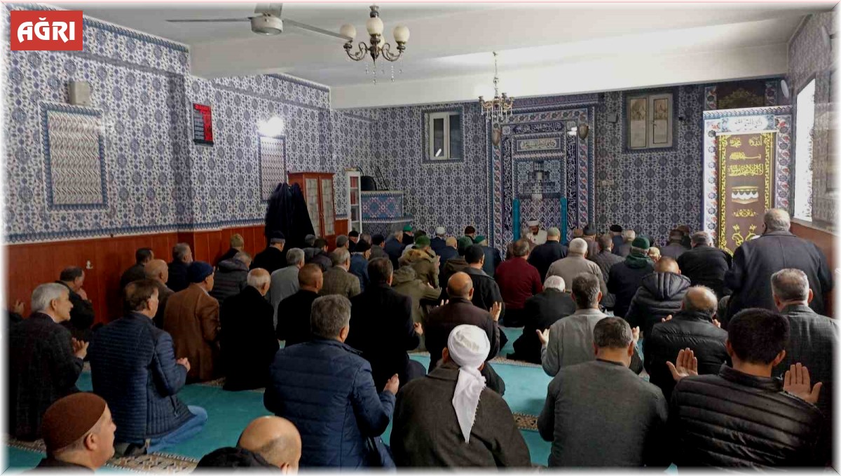 Ağrı'da depremzedeler için dualar edildi