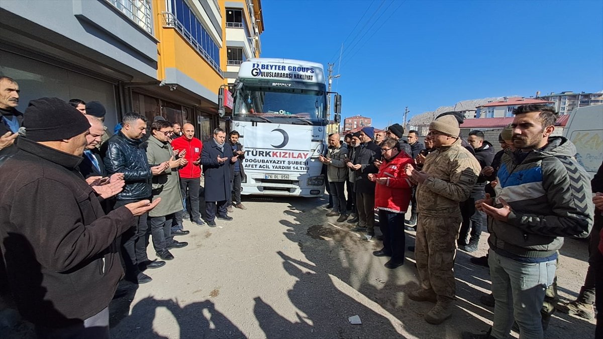 Ağrı'da depremzedeler için yardımlar sürüyor