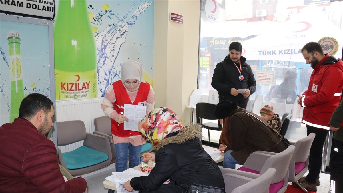 Ağrı'da, depremzedelere kan bağışı için Kızılay'da yoğunluk oluştu