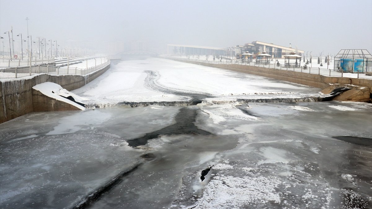 Ağrı'da dondurucu soğuklar: dere ve nehirlerin yüzeyi buzla kaplandı