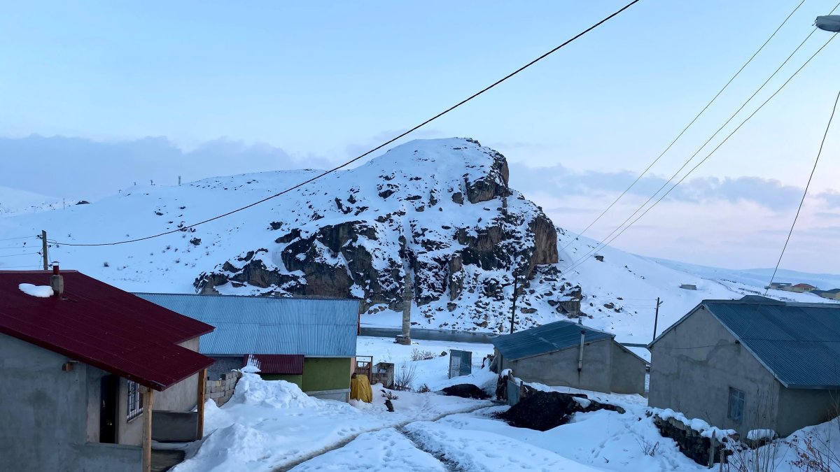 Ağrı'da dondurucu soğuklar etkisini sürdürüyor