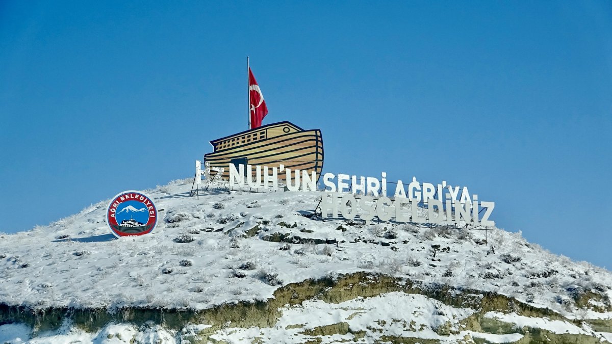 Ağrı'da dondurucu soğuklar yerini kar yağışına bıraktı