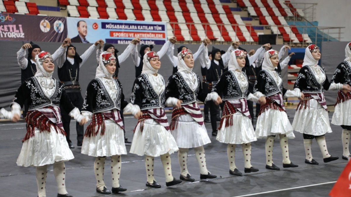 Ağrı'da düzenlenen Türkiye Halk Oyunları Federasyonu Grup Yarışması sona erdi.