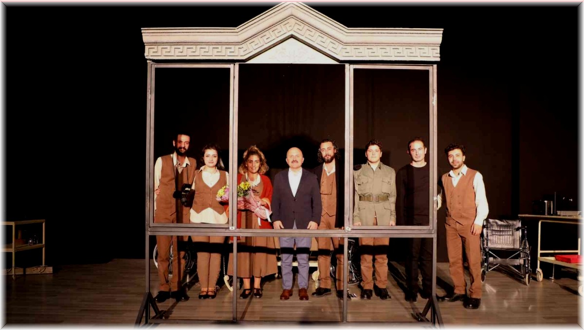 Ağrı'da 'Eğer Bu Bir Film Olsaydı' oyunu sergilendi