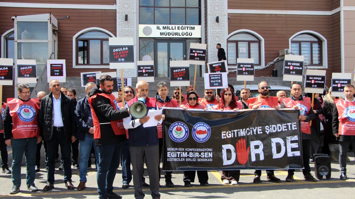 Ağrı'da eğitimcilerden sert tepki: Okula yapılan silahlı saldırıyı protesto ettiler