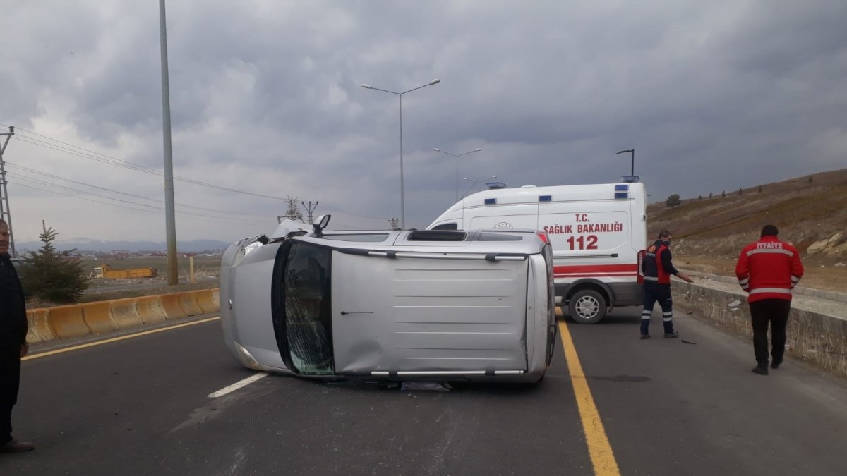 Ağrı'da elektrik direğine çarpan araç kaza yaptı: 5 yaralı