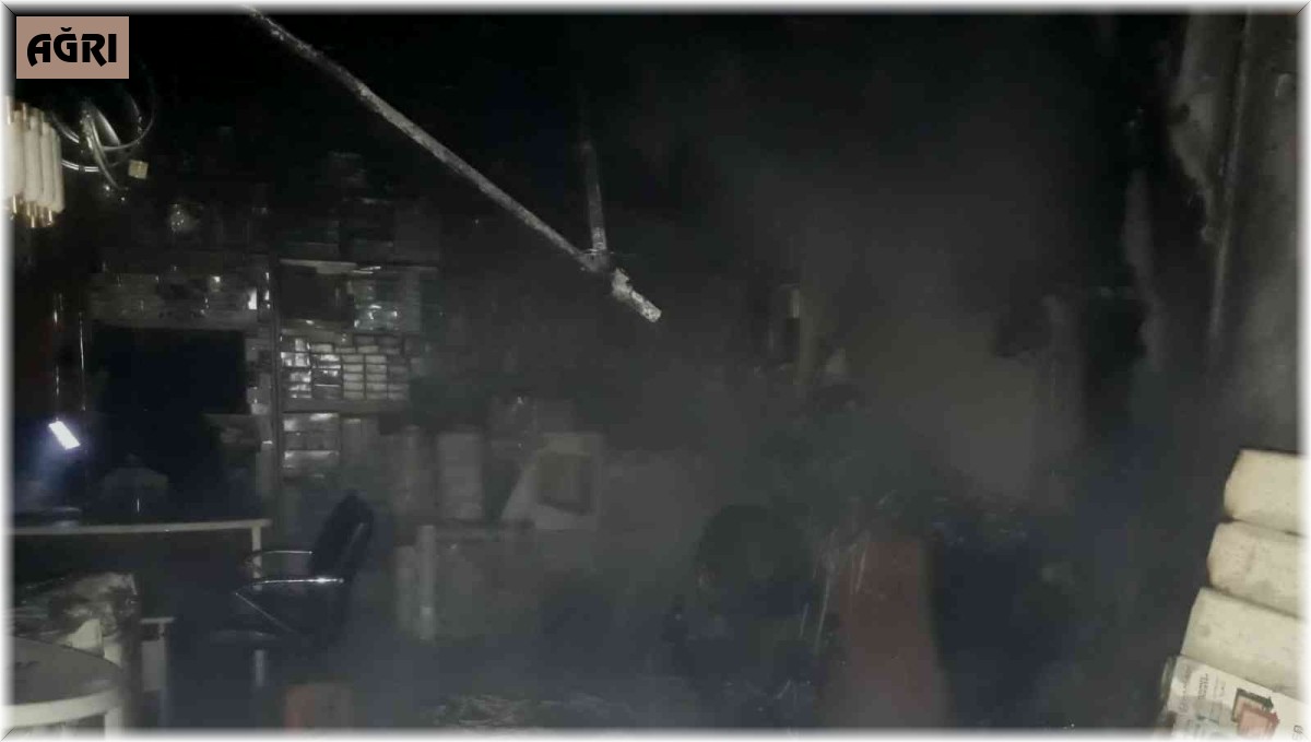 Ağrı'da elektrik dükkanında yangın