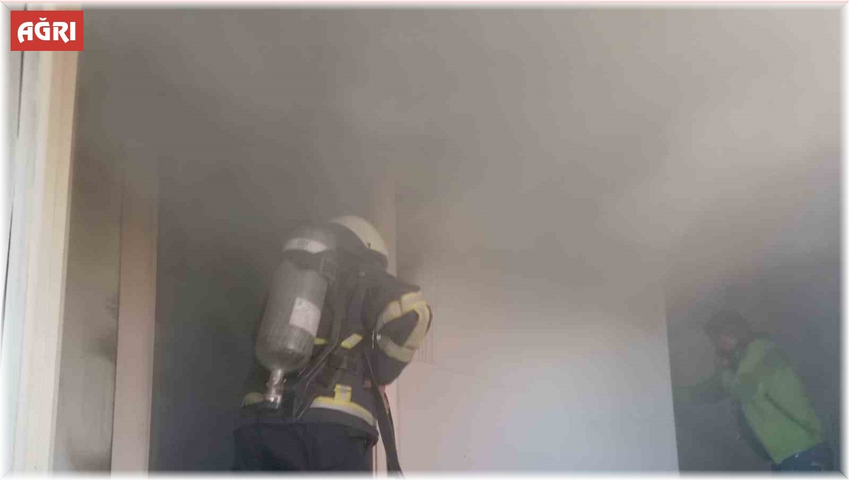 Ağrı'da elektrikli soba alev aldı