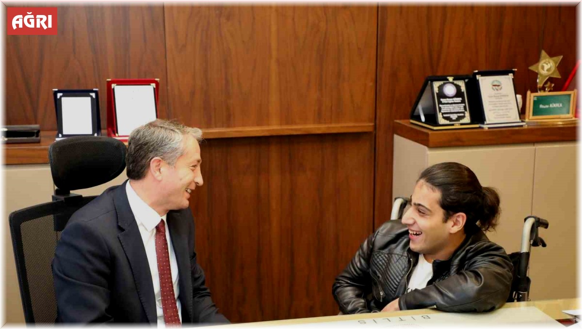 Ağrı'da engelli öğrencilerden Milli Eğitim Müdürü Kökrek'e ziyaret