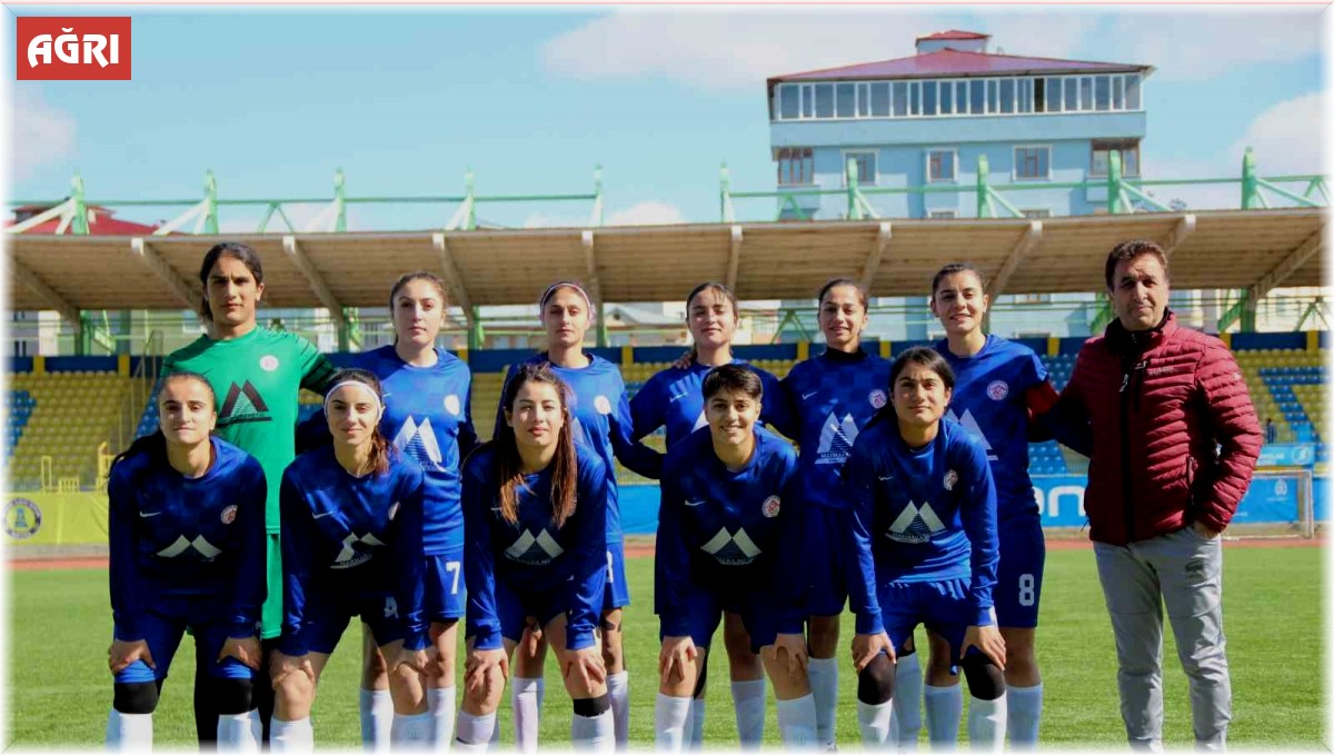 Ağrı'da erken yaşta evliliklere karşı futbol oynayan kızlar şampiyonluğa koşuyor