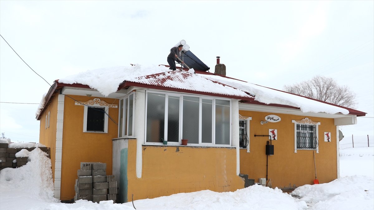 Ağrı'da evler karla kaplandı, Kars'ta öğrenciler oyunlarla eğlendi