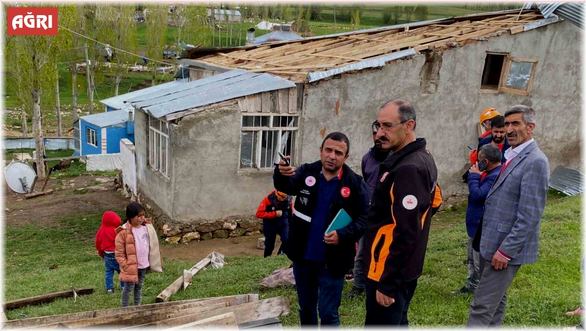 Ağrı'da fırtına çatıları uçurdu