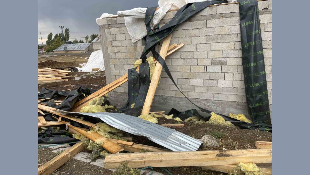 Ağrı'da fırtına çatıları uçurdu: 74 yapı zarar gördü