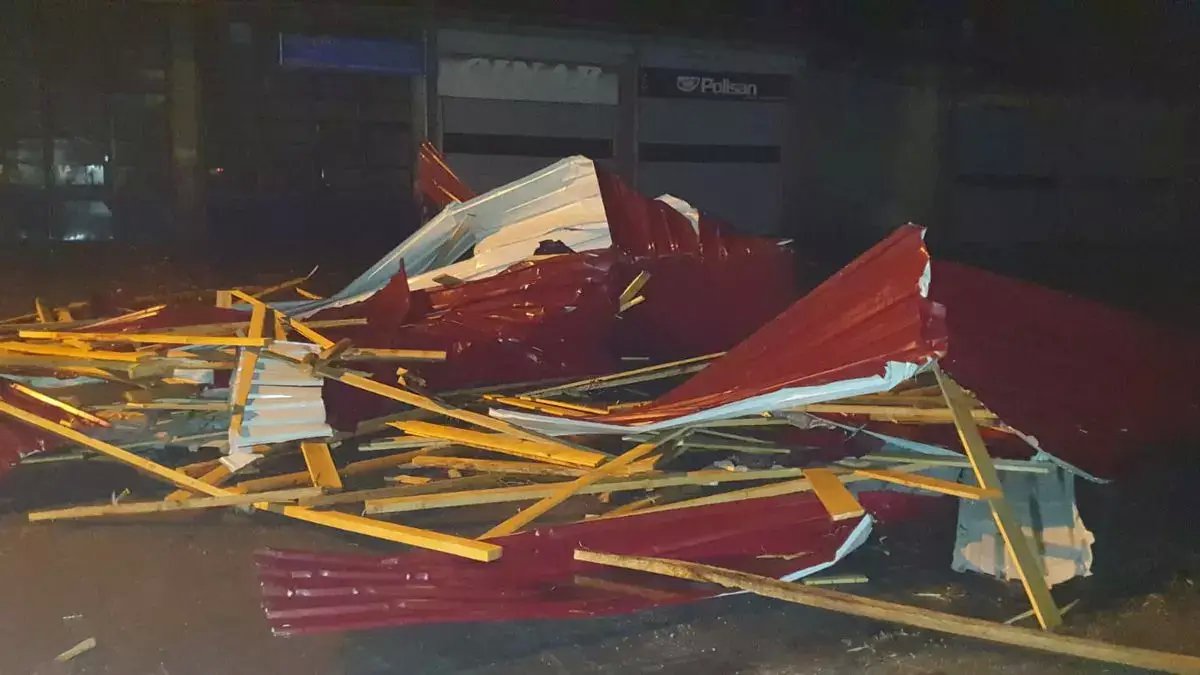 Ağrı'da fırtına iş yerlerinin çatısını uçurdu