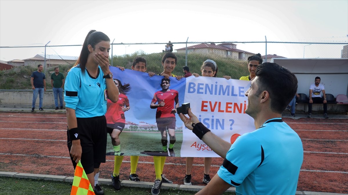 Ağrı'da futbol hakemi, beraber görev aldıkları maçta kız arkadaşına evlilik teklifi yaptı