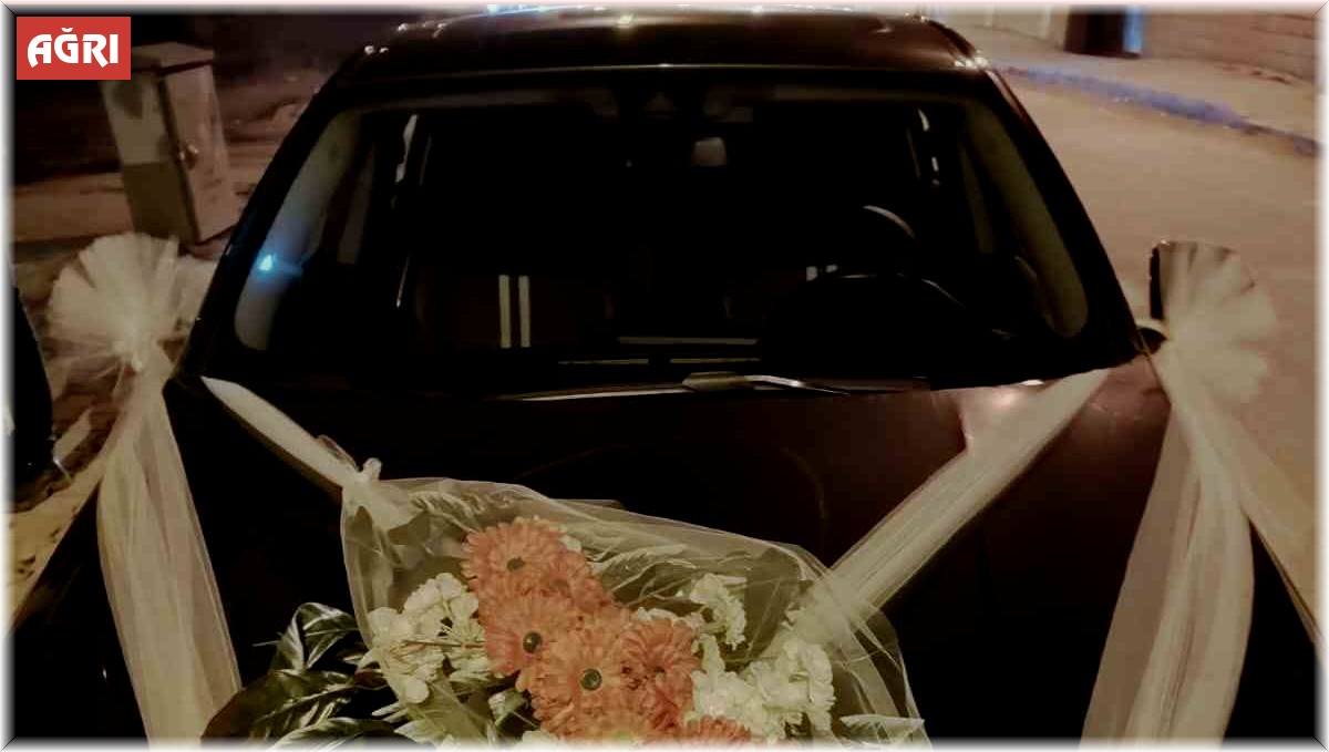 Ağrı'da gelin arabasından kaçak göçmen çıktı