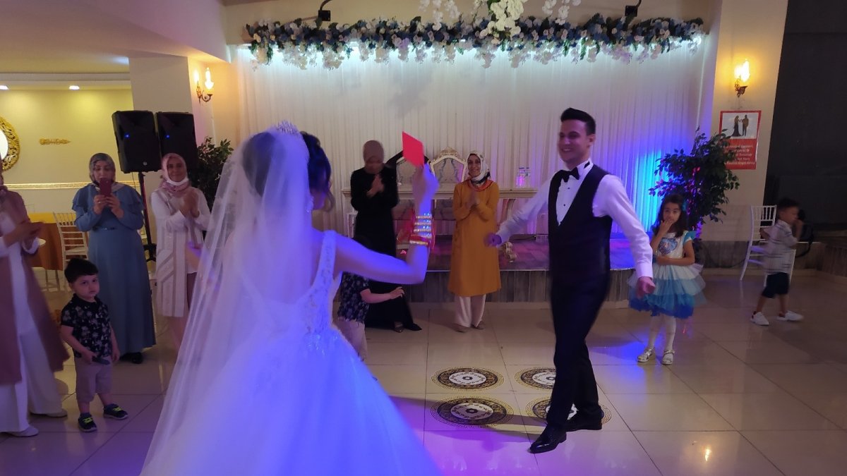 Ağrı'da gelin, hakem damadı kırmızı kartla bekarlıktan ihraç etti