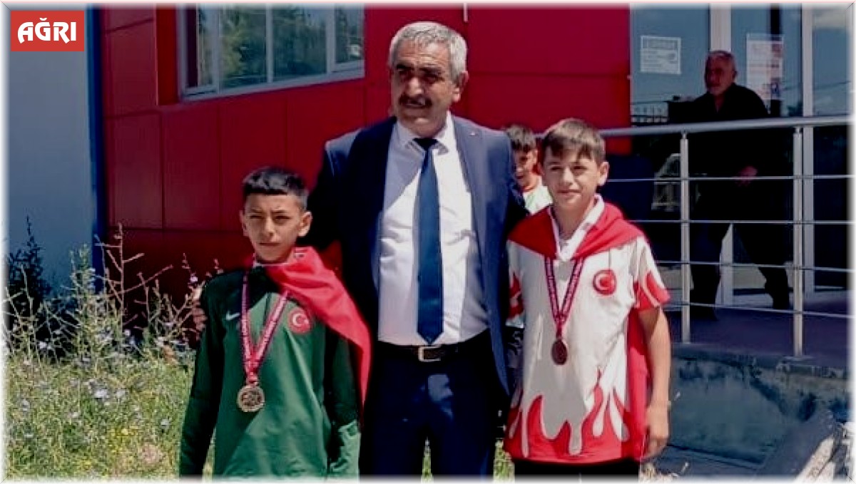 Ağrı'da genç güreşçilere coşkulu karşılama