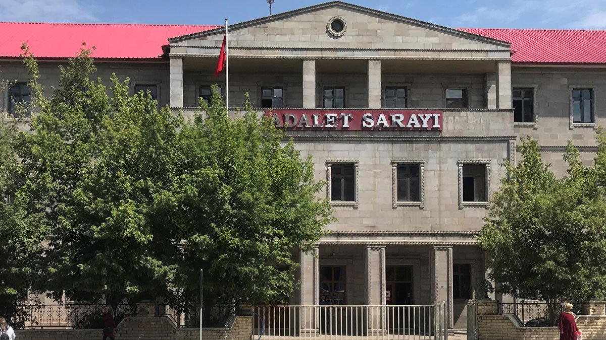Ağrı'da genç kızın yediği pastanın ardından ölmesiyle ilgili tutuklu 3 sanık hakkında dava açıldı