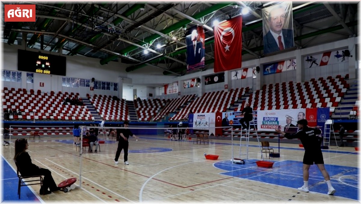 Ağrı'da Gençler Badminton Grup müsabakaları başladı