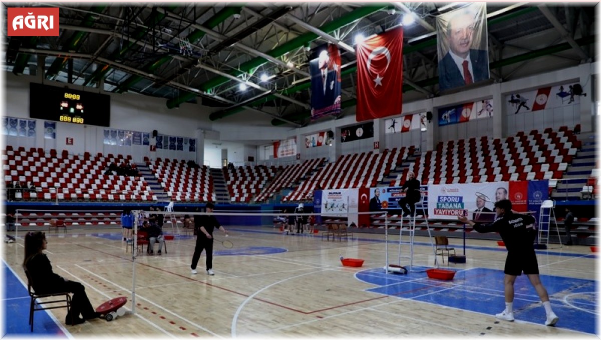 Ağrı'da gençler badmintonta yarıştı