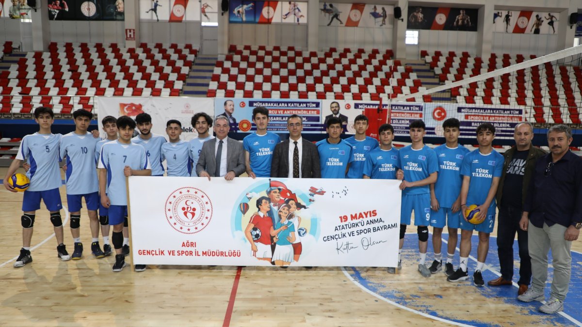 Ağrı'da Gençlik Kupası Voleybol Turnuvası Heyecanı Başladı!